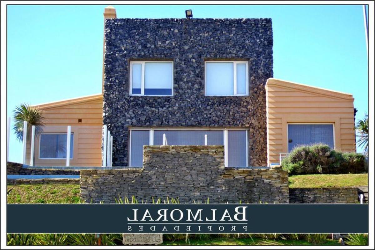4 bedrooms House in Mar del Plata, Argentina No. 101226