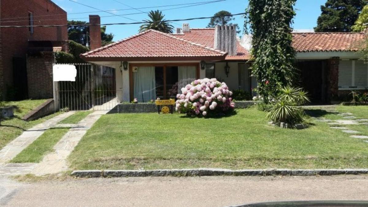 Casa de 3 dormitorios en Maldonado, Uruguay No. 3803