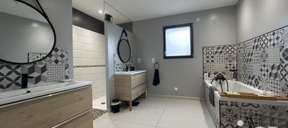 5 bedrooms House in Longue-Jumelles, France No. 359184 11