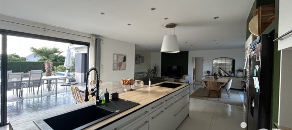 5 bedrooms House in Longue-Jumelles, France No. 359184 2