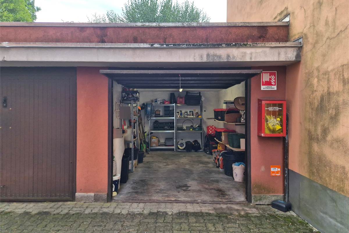Garaje de 1 habitación en Saronno, Italy No. 326702