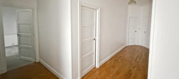 Casa de 8 habitaciónes en Sens, France No. 48402 13