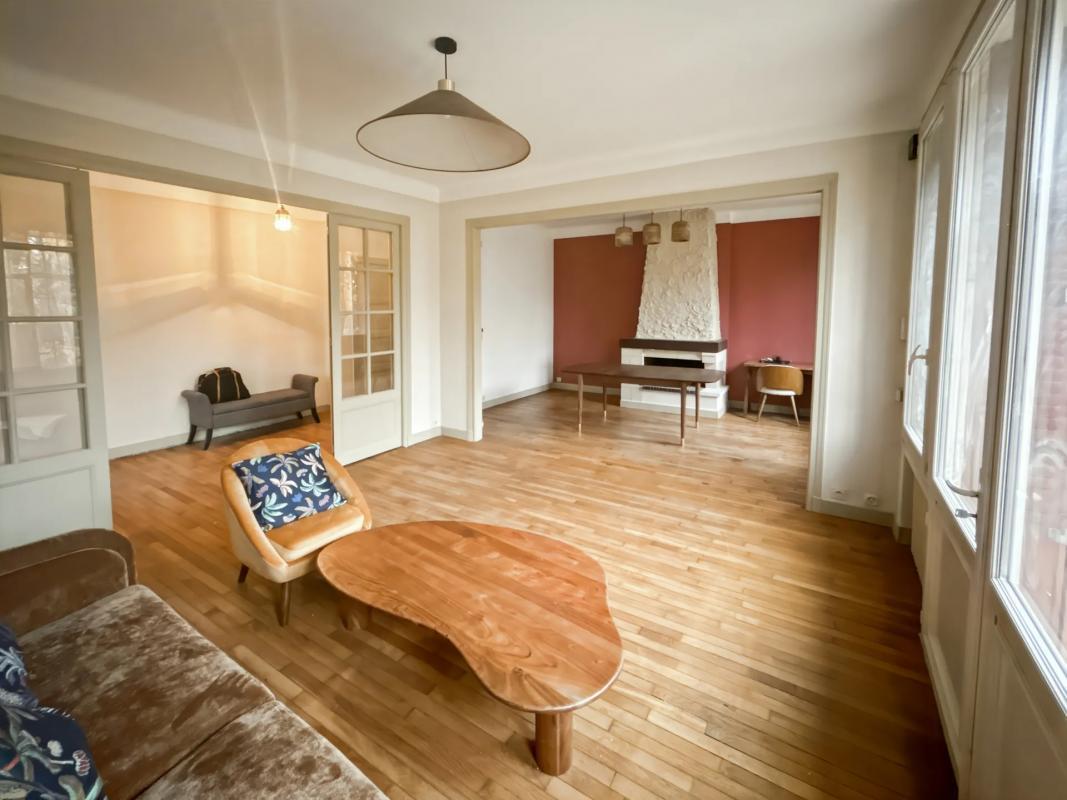 Casa de 8 habitaciónes en Sens, France No. 48402