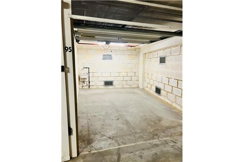 1 room Garage in Rome, Italy No. 275973