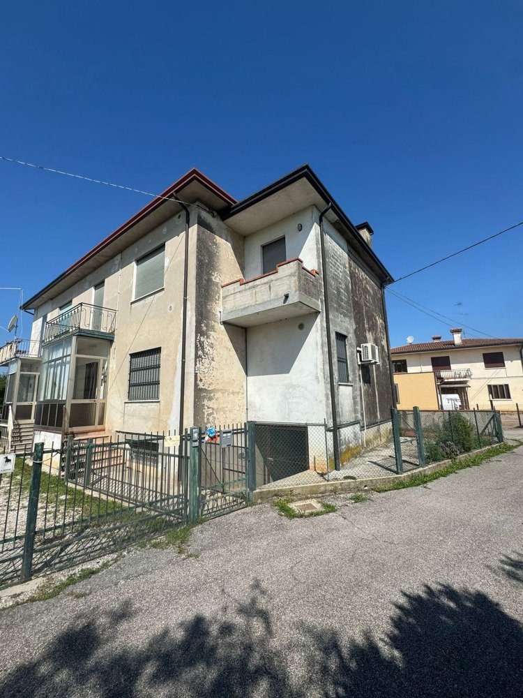 10 rooms House in Montebelluna, Italy No. 306934