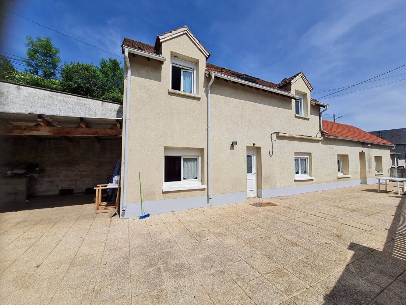 Villa de 3 dormitorios en Maintenon, France No. 88894