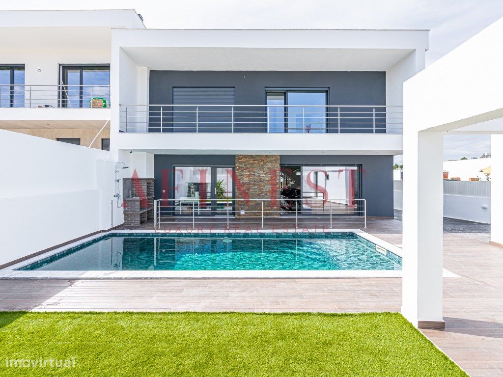 4 bedrooms House in Corroios, Portugal No. 144028