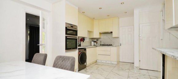 5 bedrooms House in Harrow, United Kingdom No. 6309 7