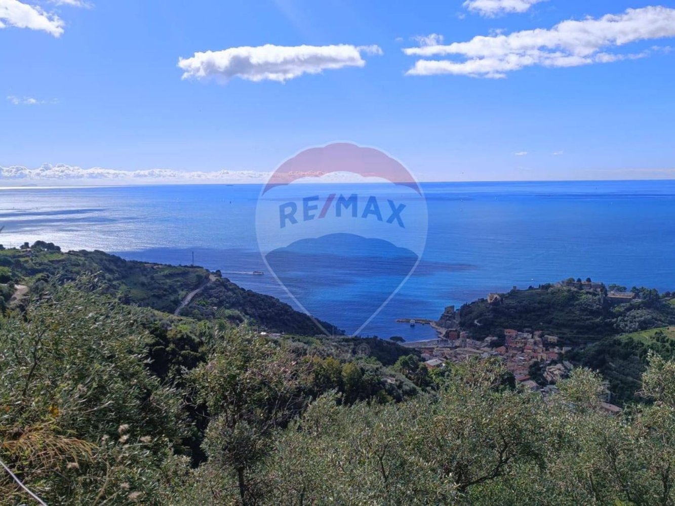 Terreno en Monterosso al Mare, Italy 3500 m² No. 295038