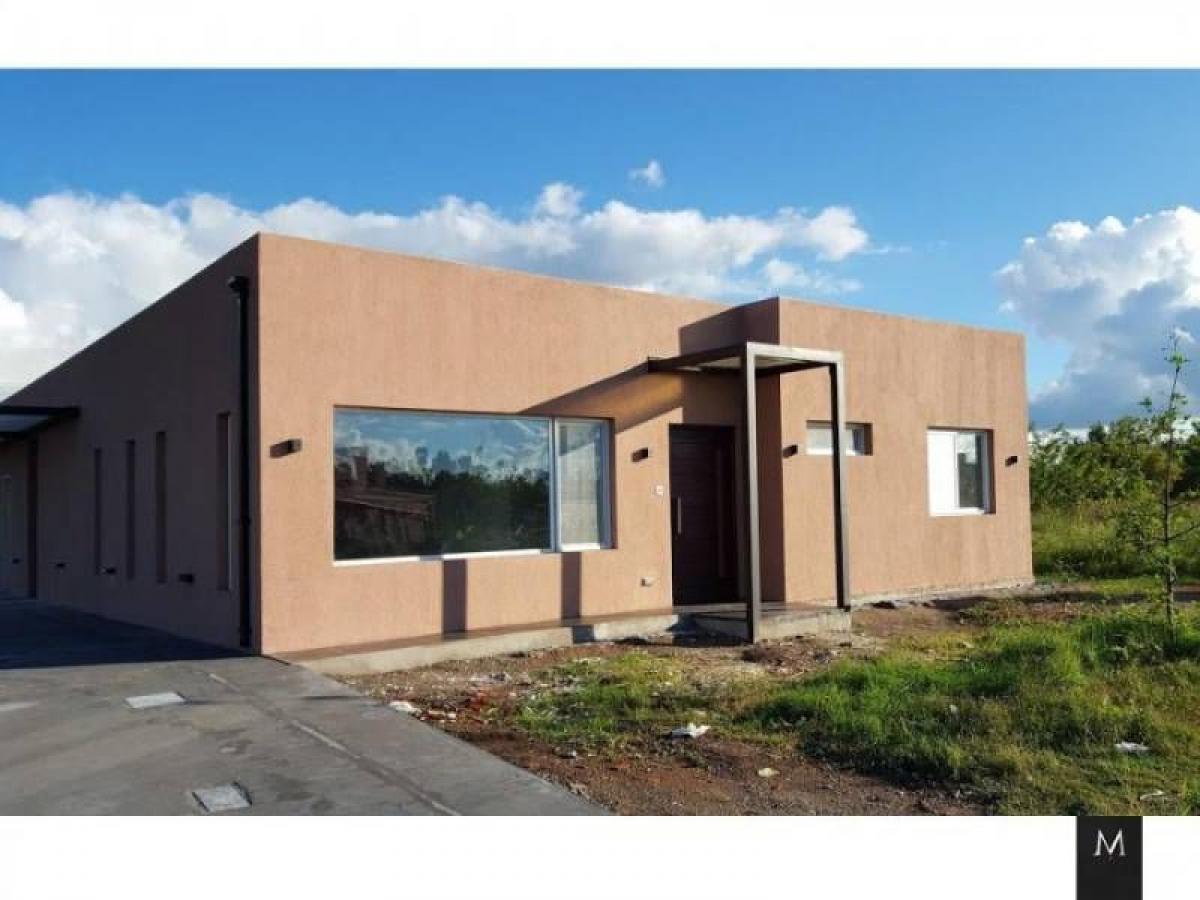 Casa de 3 dormitorios en Pilar, Argentina No. 94238