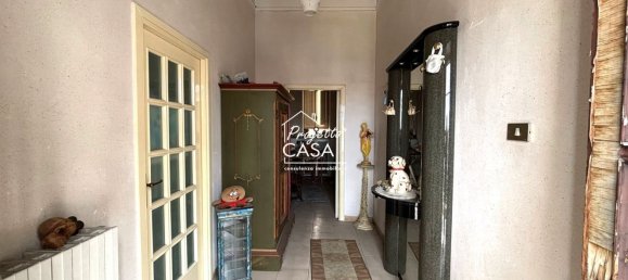 4 rooms Apartment in Naples, Italy No. 10503 3