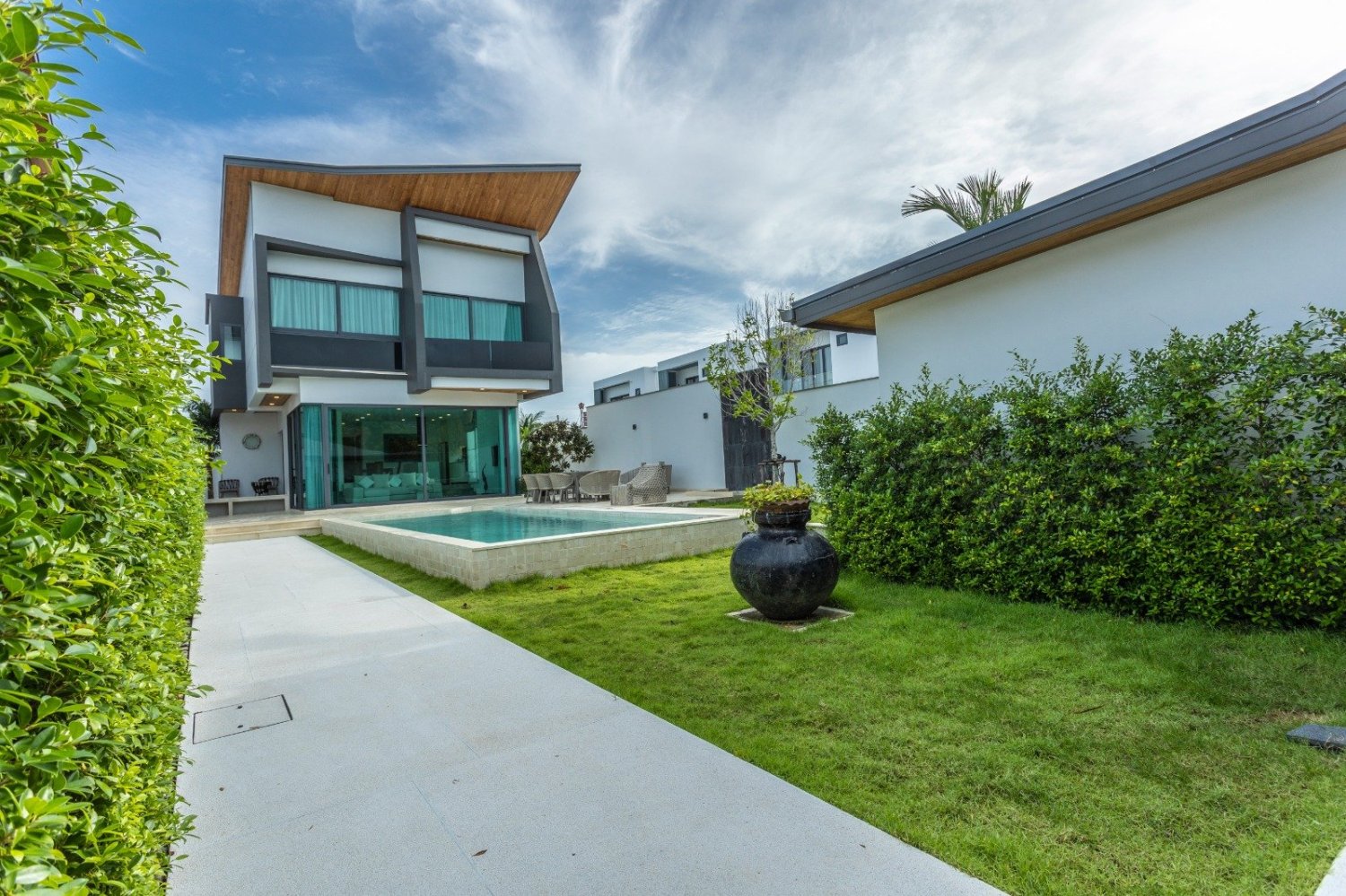 3 bedrooms Villa in Rawai, Thailand No. 8630