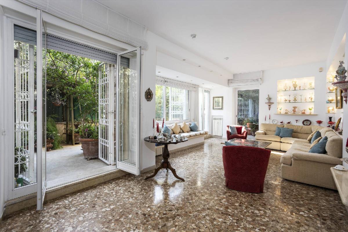 4 bedrooms Apartment in Rome, Italy No. 371807