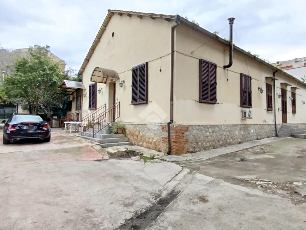 Дом с 11 спальнями в Палермо, Италия № 168238