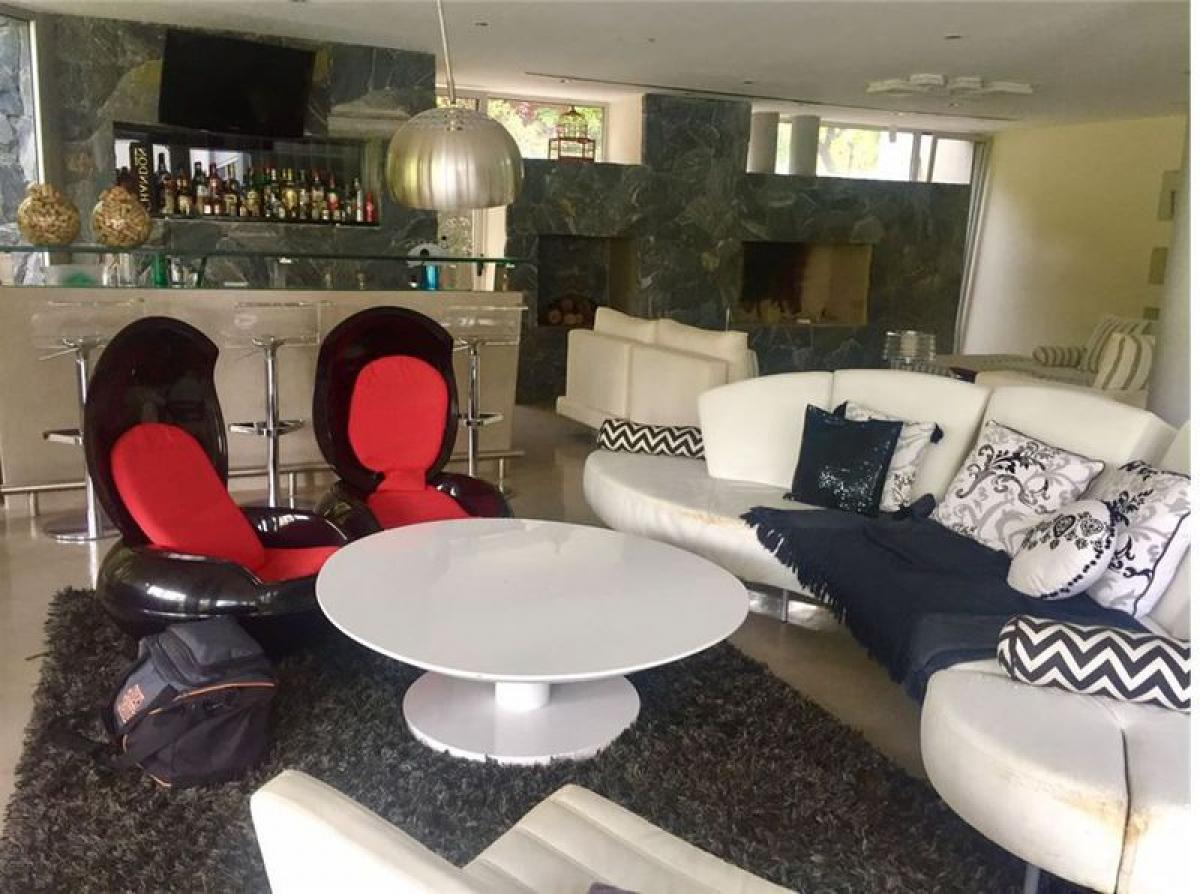 6 bedrooms House in Escobar, Argentina No. 84398