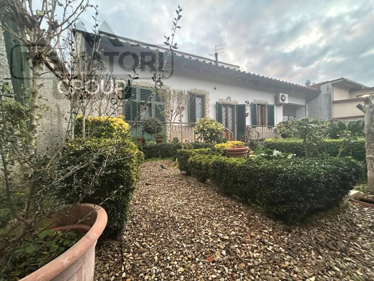 6 rooms Apartment in Florence, Italy No. 28844