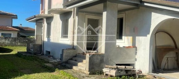 5 rooms Villa in Camaiore, Italy No. 93003 2