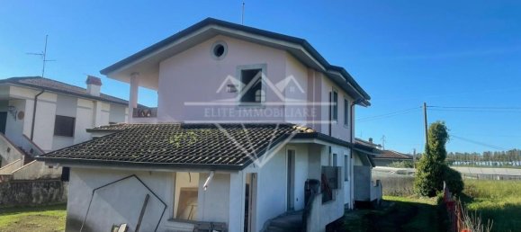 5 rooms Villa in Camaiore, Italy No. 93003 4