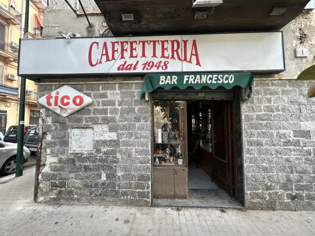 2 rooms Commercial property in Naples, Italy No. 271811