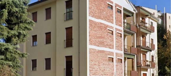 5 rooms Apartment in Monza, Italy No. 3767 4