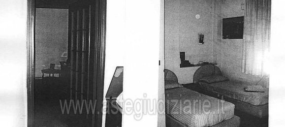 6 rooms Apartment in Naples, Italy No. 12343 5