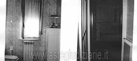 6 rooms Apartment in Naples, Italy No. 12343 8