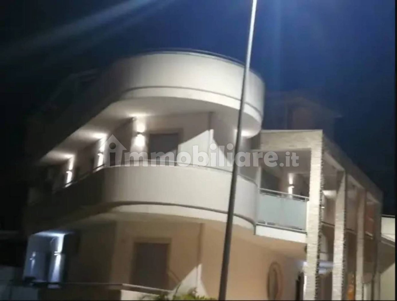 Квартира с 4 спальнями в Тури, Италия № 162579