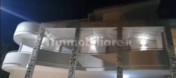 Квартира с 4 спальнями в Тури, Италия № 162579 3