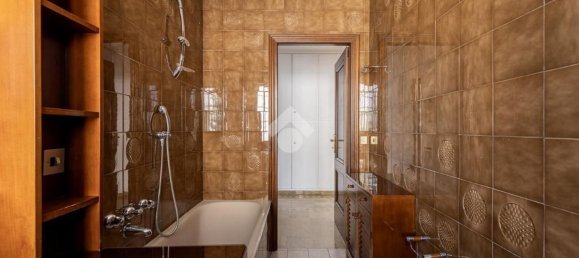 4 bedrooms Apartment in Rome, Italy No. 323548 18