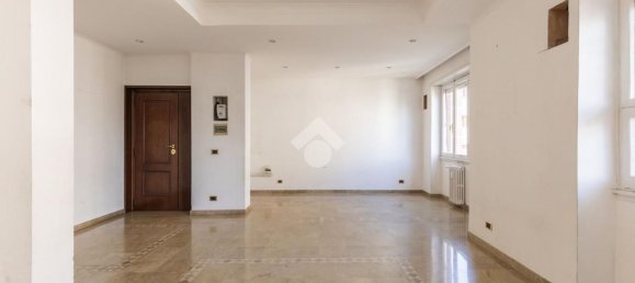 4 bedrooms Apartment in Rome, Italy No. 323548 2
