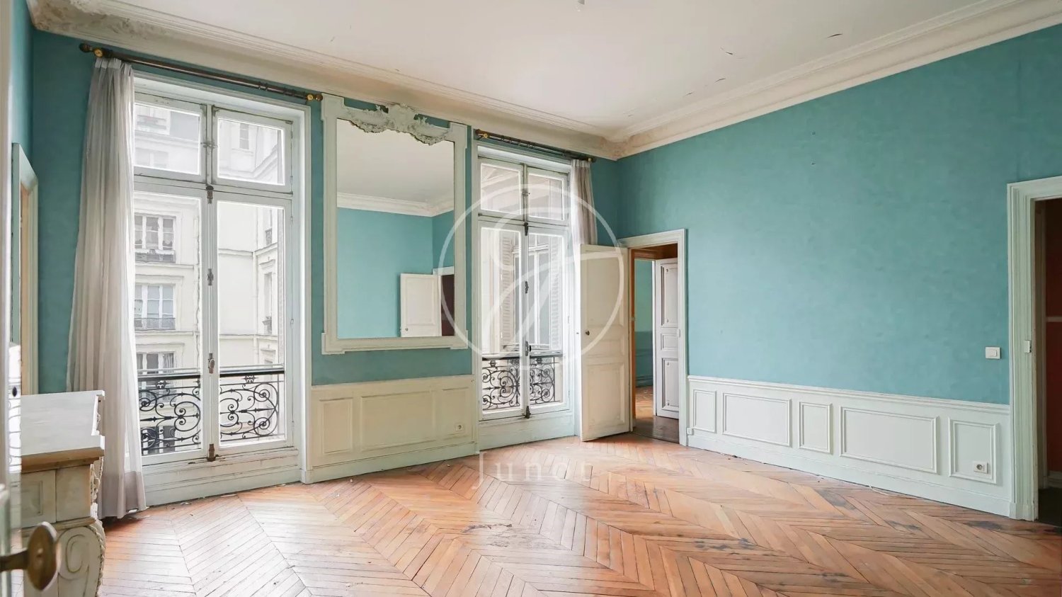5 bedrooms Apartment in Paris, France No. 131351