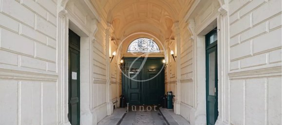 5 bedrooms Apartment in Paris, France No. 131351 3