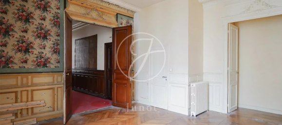 5 bedrooms Apartment in Paris, France No. 131351 30