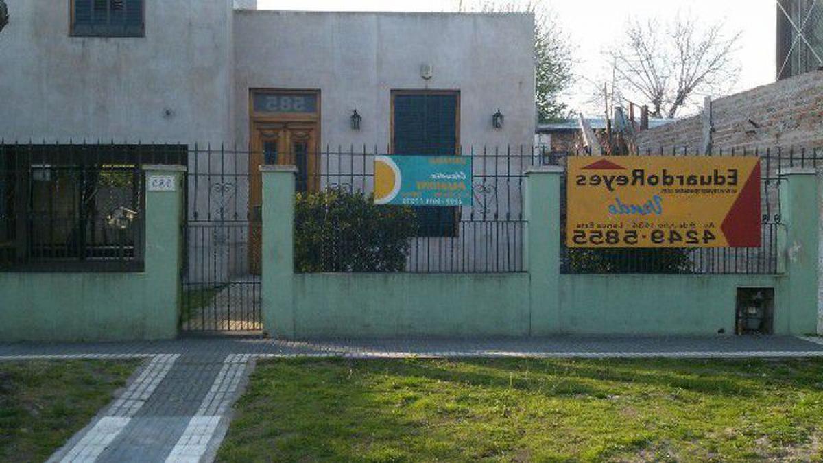 Casa de 3 dormitorios en Lomas de Zamora, Argentina No. 63880