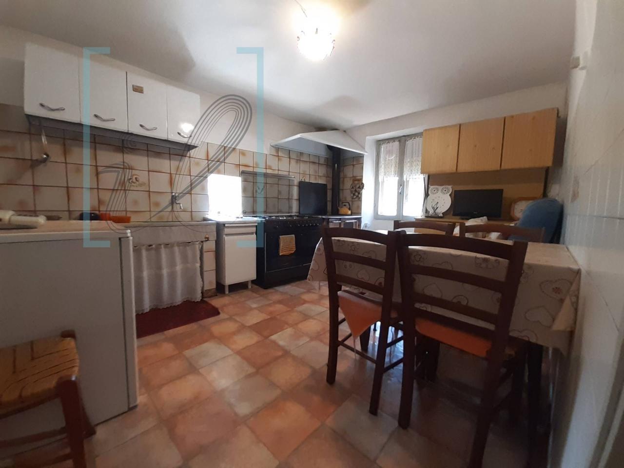 5 rooms House in Pieve di Teco, Italy No. 165110