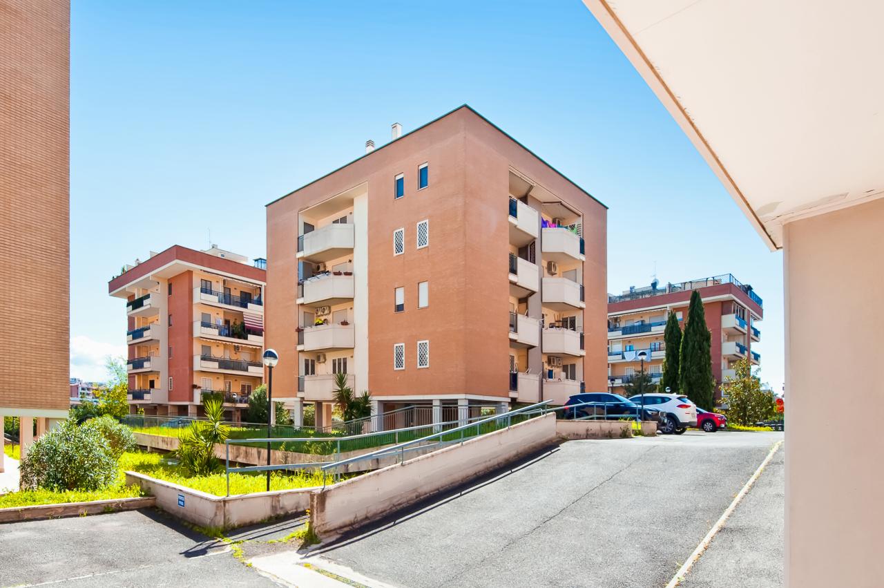 5 rooms Apartment in Rome, Italy No. 16388