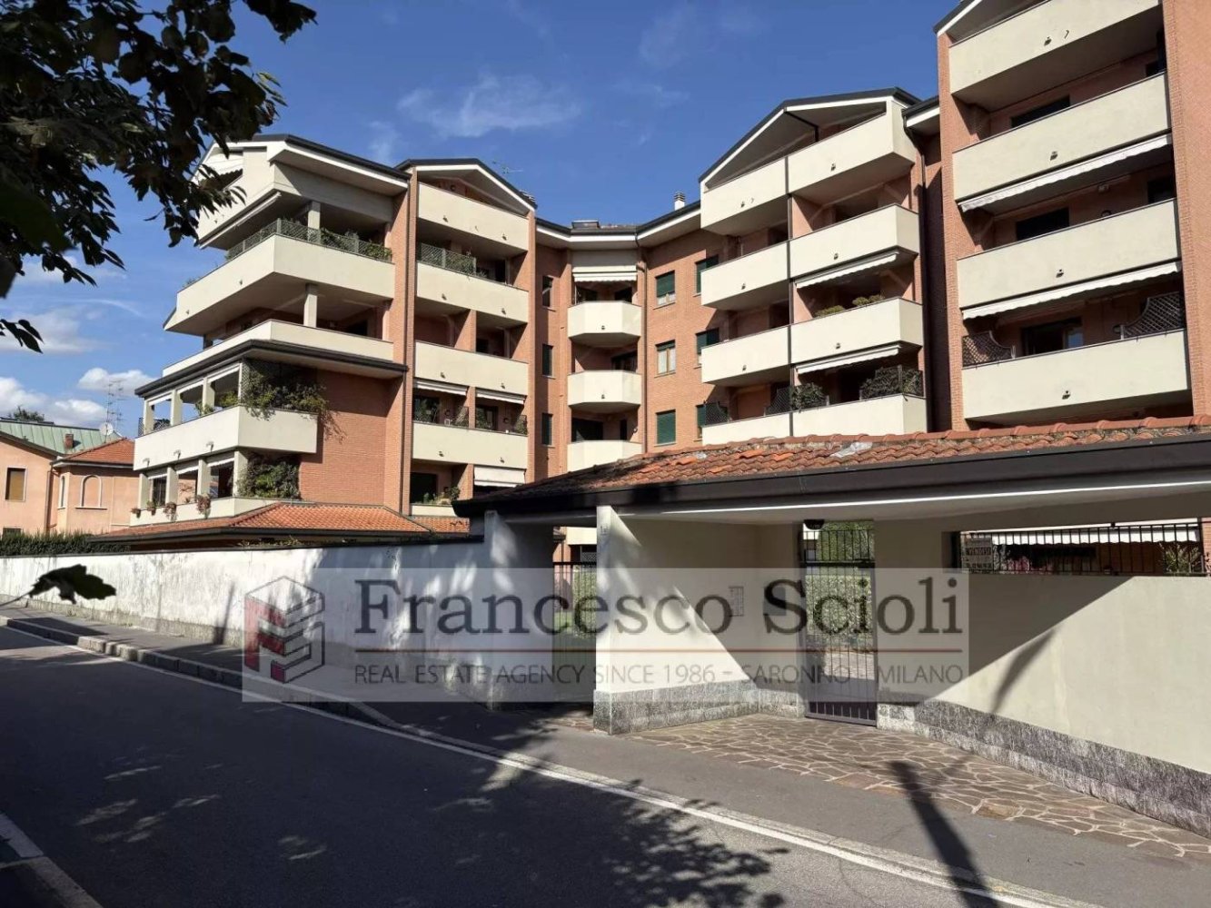 3 bedrooms Apartment in Saronno, Italy No. 379264