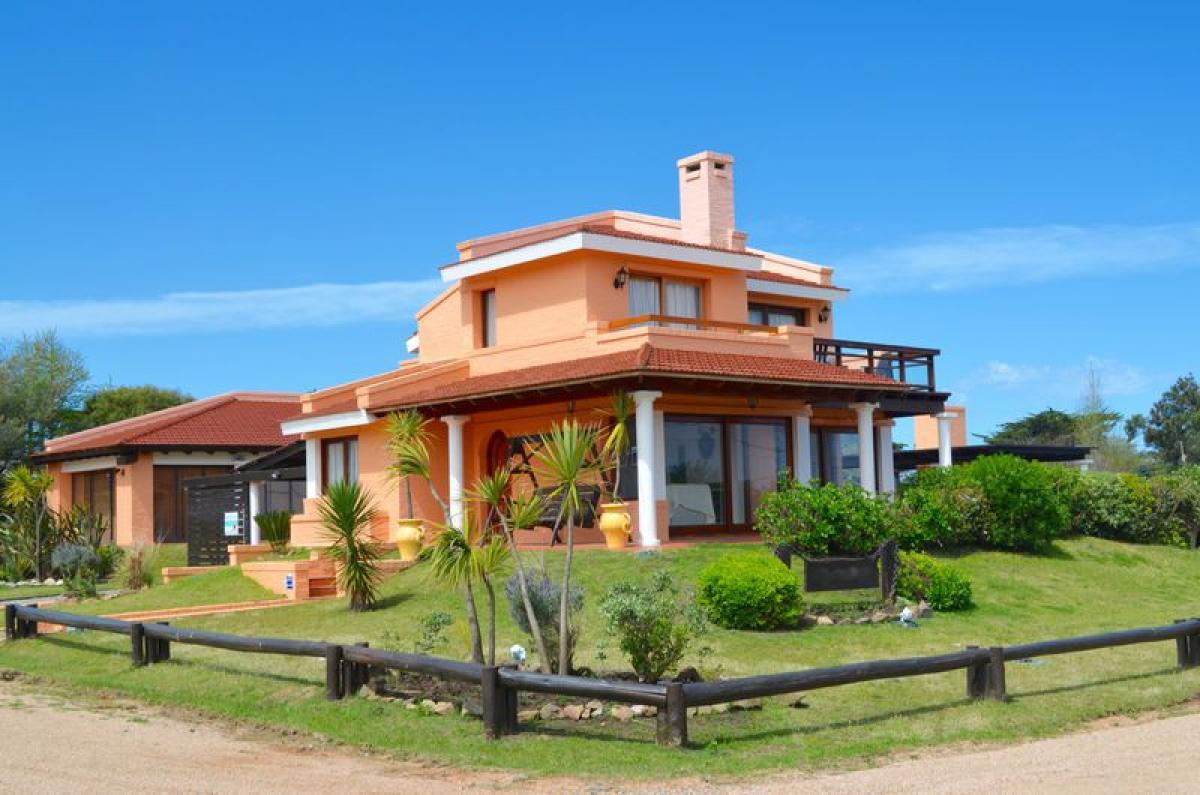 3 bedrooms House in Maldonado, Uruguay No. 4239