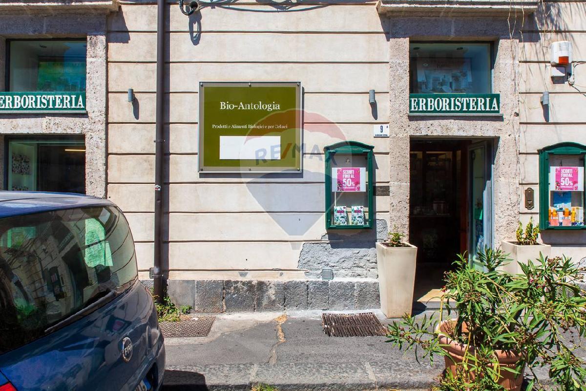 Propiedad comercial de 4 dormitorios en Catania, Italy No. 300254