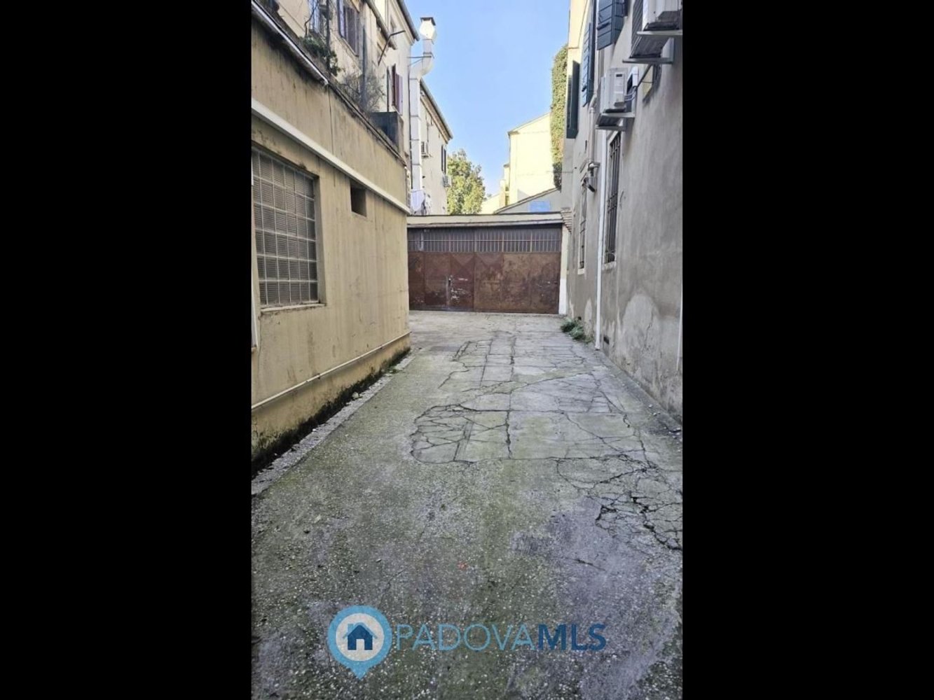 550m² Commercial property in Padua, Italy No. 91405