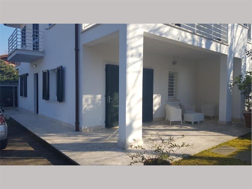 3 bedrooms Villa in Forte dei Marmi, Italy No. 370626