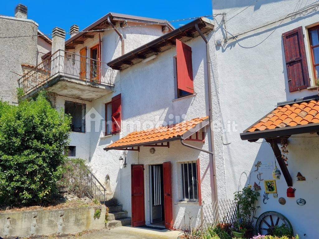 3 bedrooms House in Montecalvo Versiggia, Italy No. 109575