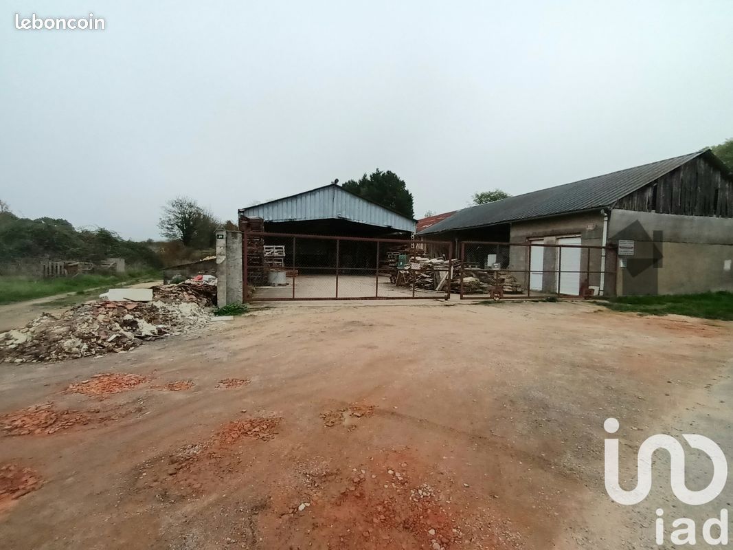 Edificio de 3 habitaciónes en Noyers-sur-Cher, France No. 217024