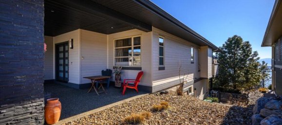 3 bedrooms House in British Columbia, Canada No. 1126 5