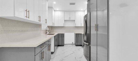 4 dormitorios villa en venta en Miami, Miami-Dade, Florida, USA № 615953 6