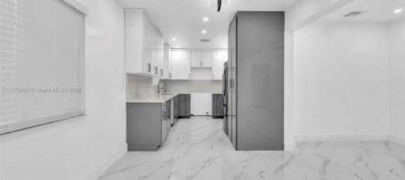 4 dormitorios villa en venta en Miami, Miami-Dade, Florida, USA № 615953 7