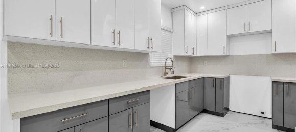 4 dormitorios villa en venta en Miami, Miami-Dade, Florida, USA № 615953 5