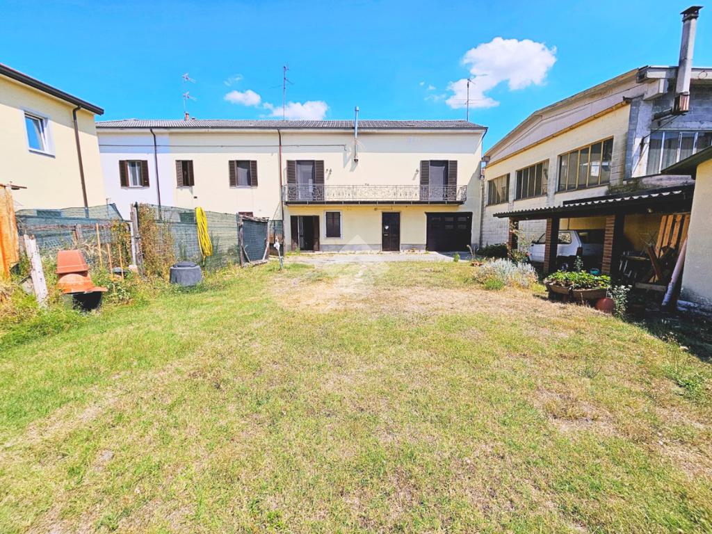 Casa de 3 dormitorios en Alessandria, Italy No. 300011