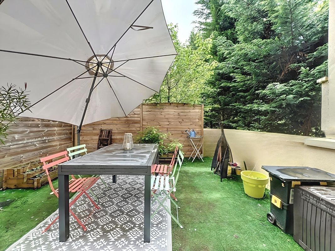 2 bedrooms Apartment in Suresnes, France No. 165005