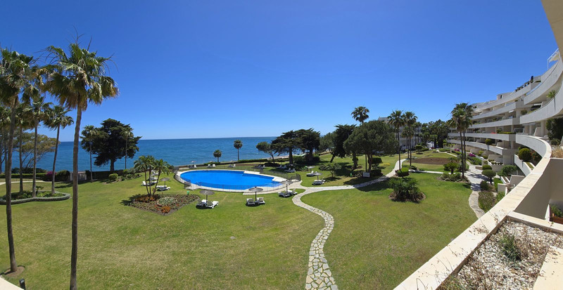 Apartamento de 3 dormitorios en Estepona, Spain No. 52481